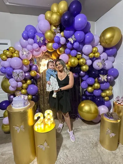 Cumpleaños con arco de globos morado y dorado realizado por POP