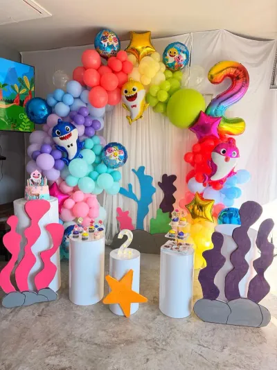 Decoración de fiesta con arco de globos realizada por POP