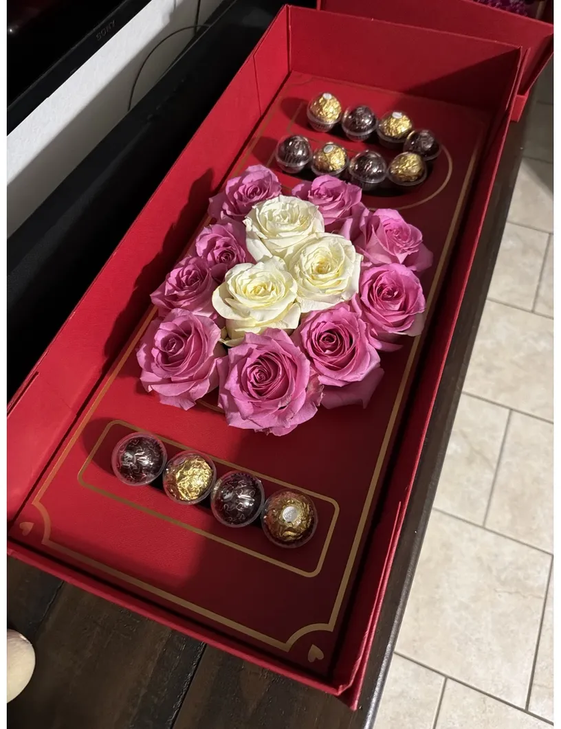 Caja de rosas naturales con chocolates