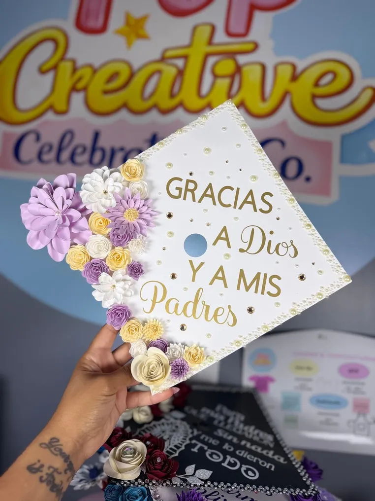 Birrete de graduación blanco con flores lilas, crema y doradas