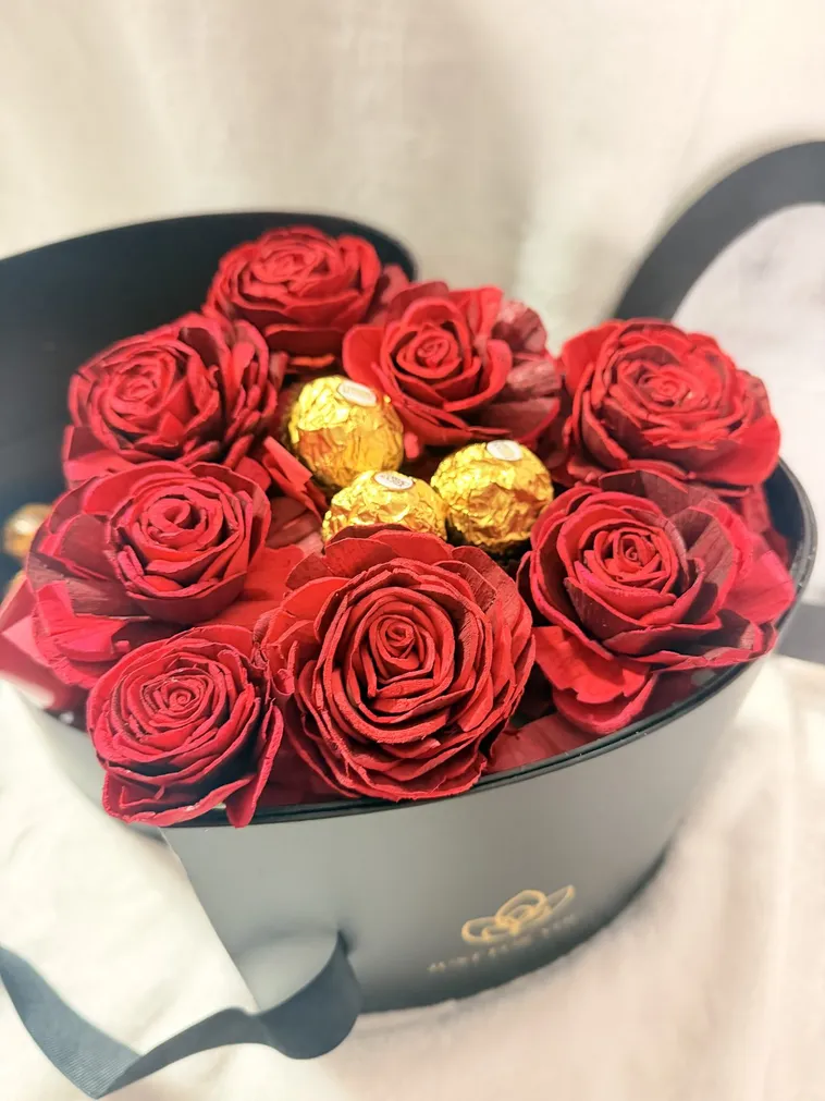 Caja corazón con rosas naturales y chocolates
