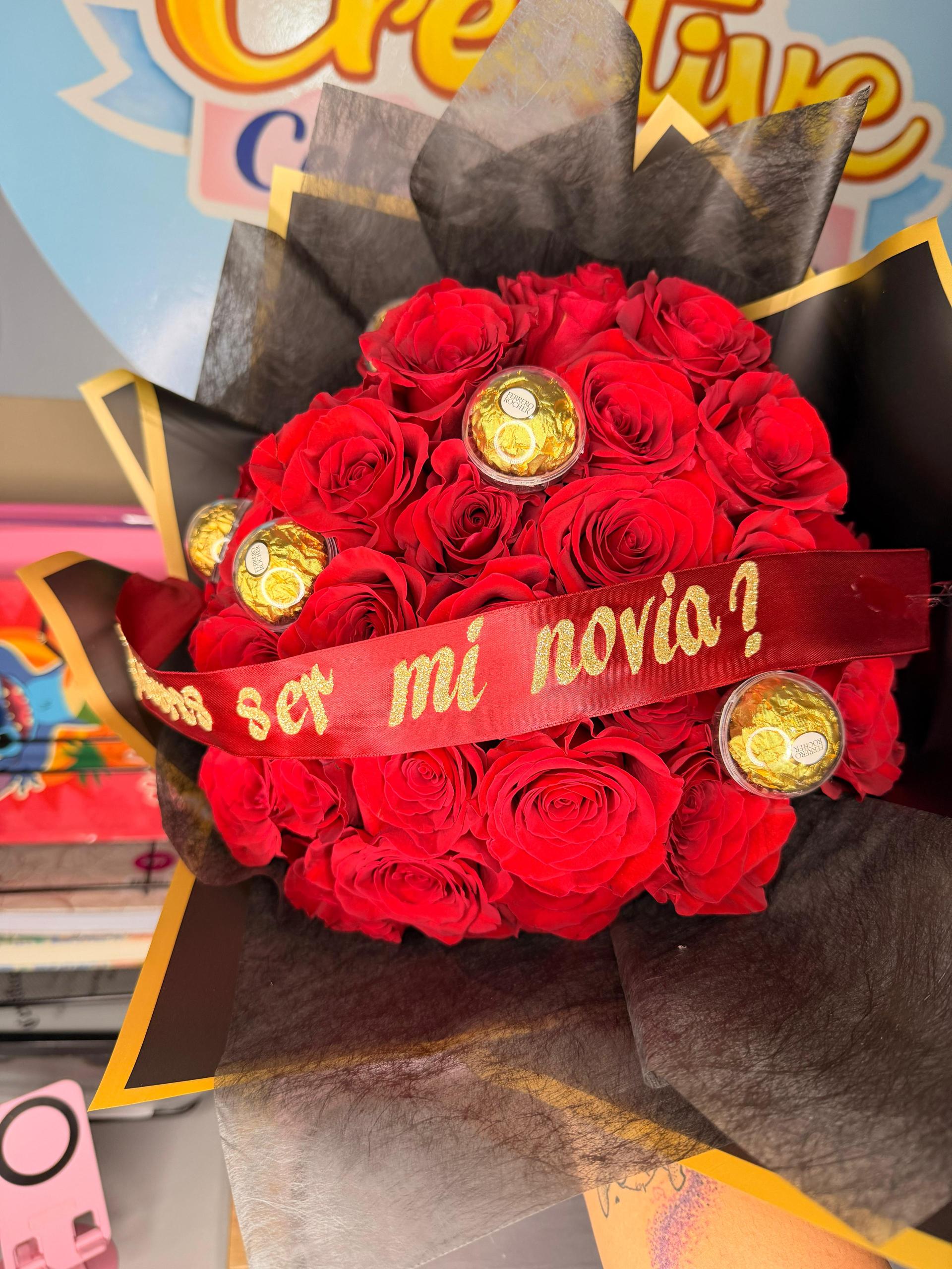 Ramo de rosas rojas con chocolates y mensaje quieres ser mi novia