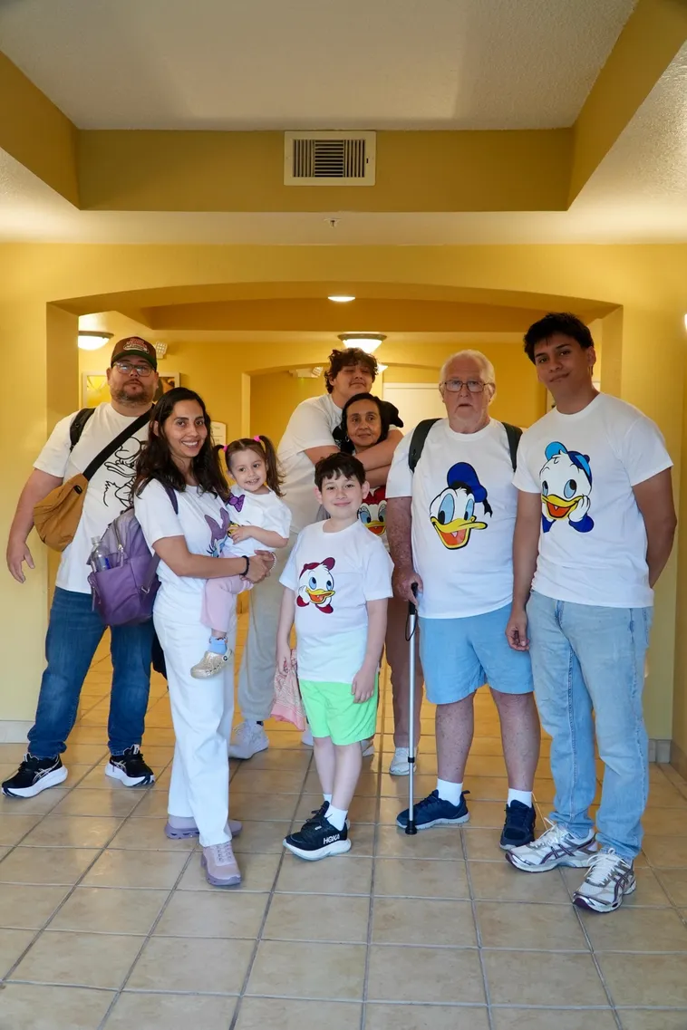 Familia con camisetas iguales