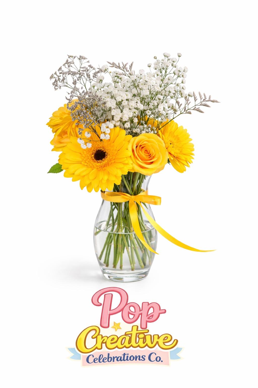 Gerberas y rosas amarillas en florero de vidrio